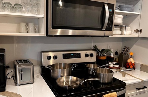 Saskatoon House | Lib3rtie Suites - Sunlit Getaway in Brighton 2BR Sleeps 6 Family-friendly