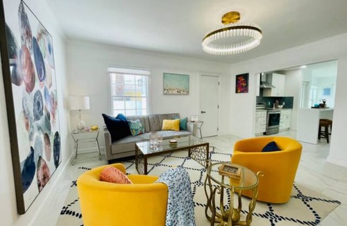 West Palm Beach House | Life’s a Beach- Swimming Pool, Tiki Bar & Putting Green- 1 Block from the Ocean!