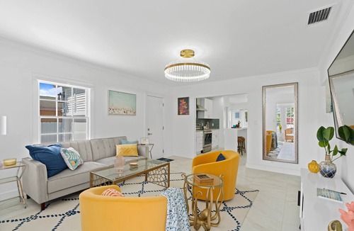 West Palm Beach House | Life’s a Beach- Swimming Pool, Tiki Bar & Putting Green- 1 Block from the Ocean!