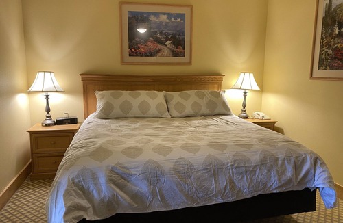 Mount Crested Butte Hotel | Lift Base Village - Grand Lodge King Bedroom Suite