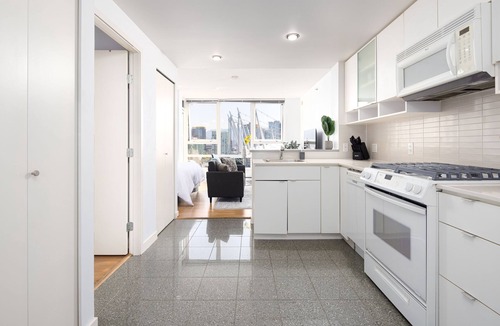Southeast False Creek Apartment | Light and Bright Yaletown with Pool