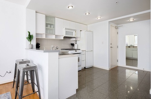 Southeast False Creek Apartment | Light and Bright Yaletown with Pool