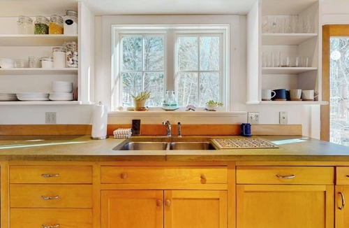 Moretown House | Light-filled retreat in Mad River Valley with internet & deck