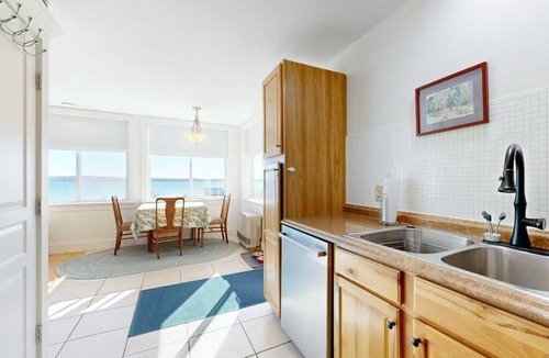 Rockland Cottage | Lighthouse Lookout – Waterfront Cottage for Two with Harbor & Lighthouse Views
