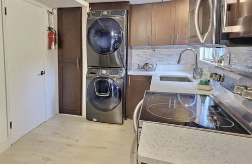 District of North Vancouver Apartment | Like new Suite with full kitchen and private bath