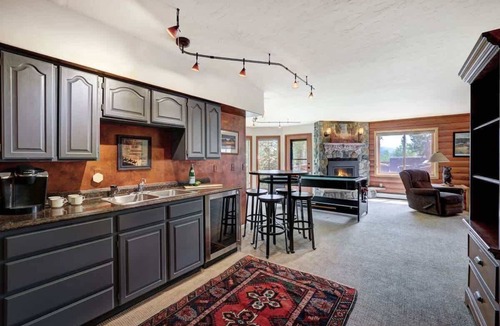 Three Peaks House | Lincoln Lodge - Hot Tub, Fireplace, Views