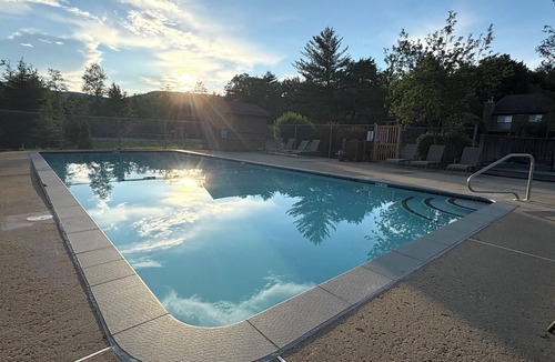 Lincoln Condo | Lincoln/White Mnt 2Br/2Ba-King bed-A/C-Pool-Monthly rental