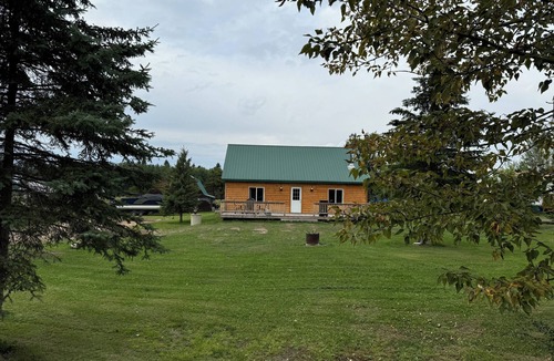 Grassland Cabin | Little cabin near a lake