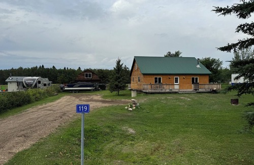 Grassland Cabin | Little cabin near a lake