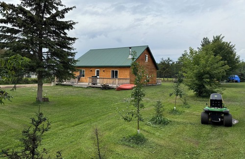 Grassland Cabin | Little cabin near a lake