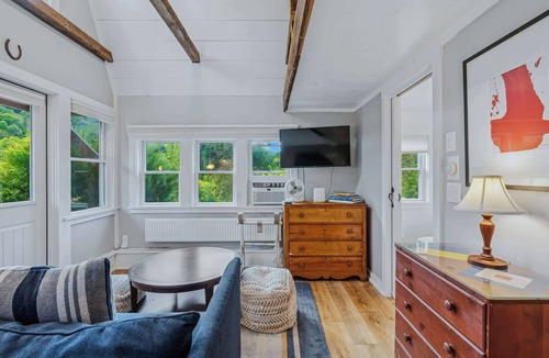South Pomfret House | Little House at Saskadena with Fire Pit & Views