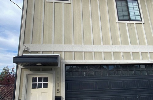 Evanston Apartment | Located in Downtown Evanston, Walking distance to food, shops, and Train Depot.
