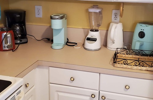 Pembroke Pines House | LOCATION! LOCATION! ENJOY LONG TERM RENTAL. WALK TO MOST PLACES YOU'LL NEED.