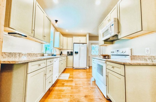North Conway House | Location!Location!Pets & hot tub