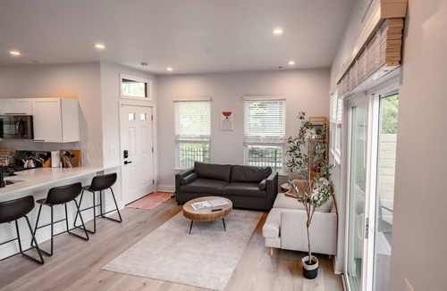 Detroit - Shoreway House | Location! Modern Ohio City Luxury + 2 King Beds + Luxury Hot Tub