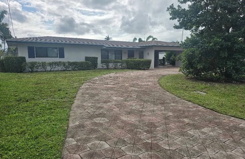 Harbor Village House | LOCATION! Waterfront house on the canal w/POOL walk to BEACH in Pompano Beach