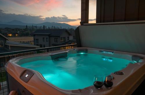 Fraser House | Lodge 212 Brand New LUXE Designer Home Hot Tub