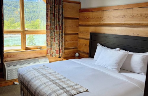 Golden Hotel | Lodge and Lantern