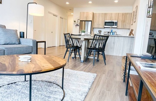 Golden Apartment | Lofty Lookout - 2 Bed, 2 Bath Luxury DT