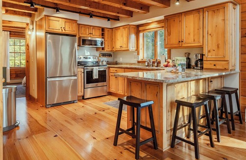 Manchester Center Cabin | Log Cabin Escape: Well-stocked, clean, cozy & comfortable