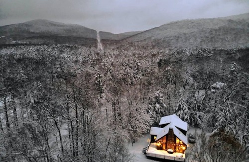 Manchester Center Cabin | Log Cabin Escape: Well-stocked, clean, cozy & comfortable