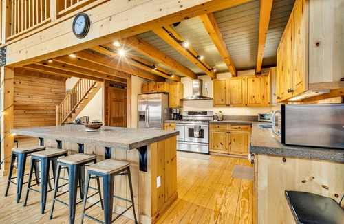 Sunday River Area Cabin | Log Cabin | Hot Tub+Game Room |Sunday River 3.5mi