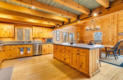 Sunday River Area Cabin | Log Cabin | Hot Tub+Game Room |Sunday River 3.5mi