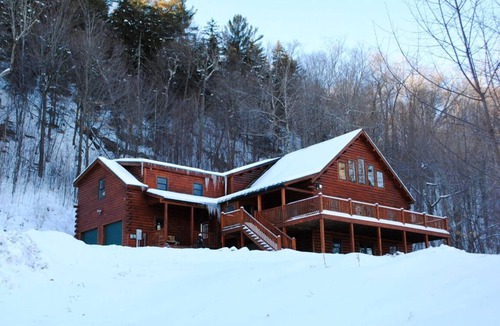 Sunday River Area Cabin | Log Cabin | Hot Tub+Game Room |Sunday River 3.5mi