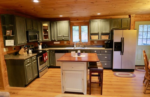 Thornton Cabin | log cabin in the White Mtns. near skiing & attractions Sleeps 8-10