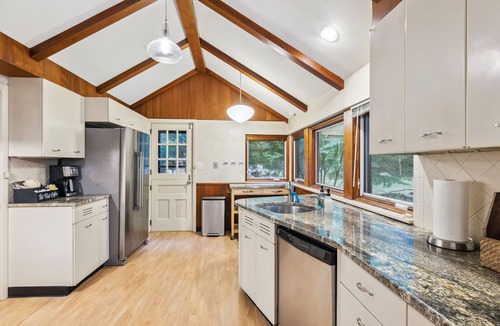 Richmond Heights House | Log Cabin - Natures Oasis - Fire Pit & Gazebo