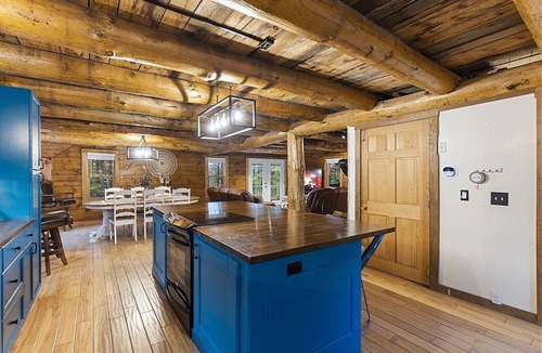 Thornton Cabin | LogHome W/Private Hot Tub~Pet Friendly Near Loon Mtn,Waterville & OWls Nest Rest