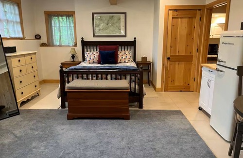 Stoneham Cabin | Loon Lodge : Spacious Lakeside Suite