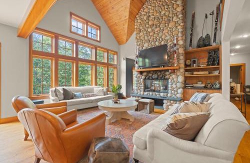 Lincoln House | Loon Mountain Lodge Pool Table, Sonos, Sleeps 20