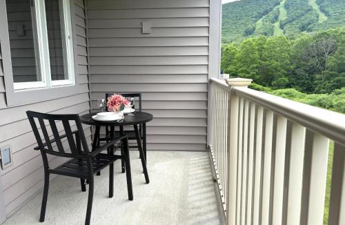 Lincoln Apartment | Loon Resort Condo-AC, Pool, Hot Tub and Views