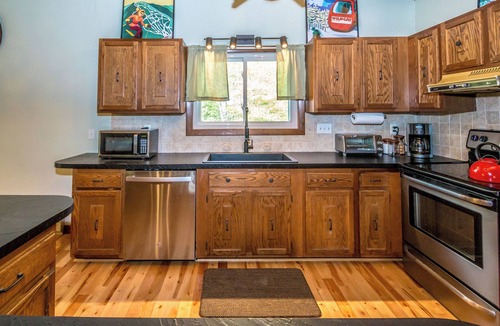 Jackson Ski Chalet | Loose Moose Lodge - WALK to Story Land! Close to North Conway, Attitash & More!