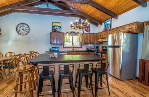 Jackson Ski Chalet | Loose Moose Lodge - WALK to Story Land! Close to North Conway, Attitash & More!