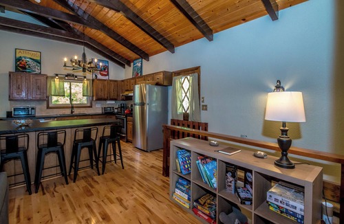 Jackson Ski Chalet | Loose Moose Lodge - WALK to Story Land! Close to North Conway, Attitash & More!