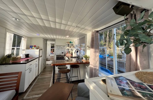 Port Moody Boat Rental | Love nest afloat: your floating oasis