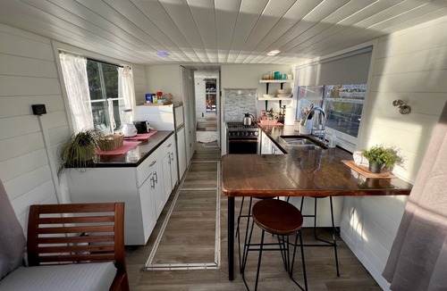 Port Moody Boat Rental | Love nest afloat: your floating oasis