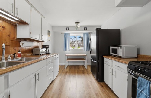 Euclid House | Lovely 2 bedroom 1 bath ranch, fully equipped, work desk, AC, great location