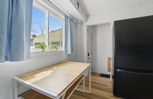 Euclid House | Lovely 2 bedroom 1 bath ranch, fully equipped, work desk, AC, great location