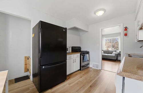Euclid House | Lovely 2 bedroom 1 bath ranch, fully equipped, work desk, AC, great location