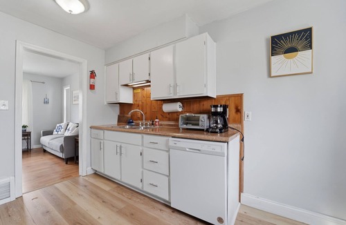 Euclid House | Lovely 2 bedroom 1 bath ranch, fully equipped, work desk, AC, great location