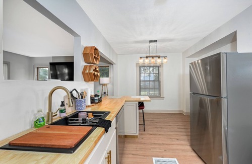 Lyndhurst House | Lovely 2-bedroom house in Cleveland w ac
