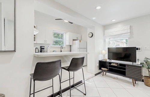 Parkside House | Lovely duplex with enclosed yard, fast WiFi, full kitchen, & W/D