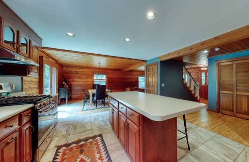 Bartlett House | Lovely Log Cabin Near Slopes W/Free WiFi, Firepit, & Gourmet Kitchen - Dogs OK