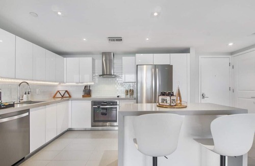 Town Square Condo | Lunabase ☾ Heavenly View | Smart Condo, King Bed, Bayview, Parking, Pool, Gym