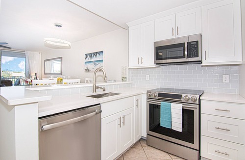 Jupiter Bay Condo | Lux 2/2 Resort Condo w Lake View close to beach ON SALE DUE TO CONCRETE WORK