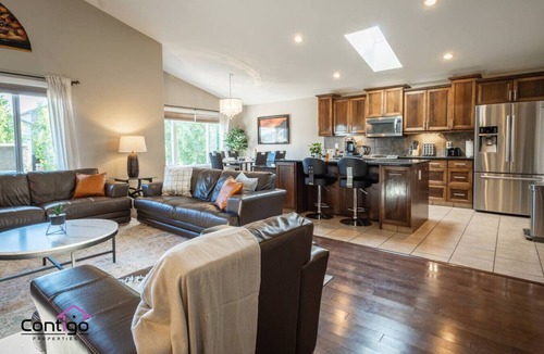 South Lethbridge House | Lux Haven | Sleeps 8 | AC, Balcony | Close to YQL
