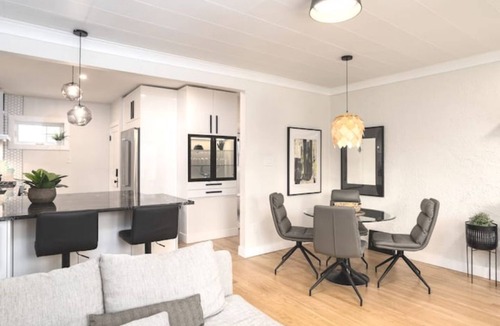 Old Strathcona House | Lux House Near It All: Park/Walk/Chill/Explore